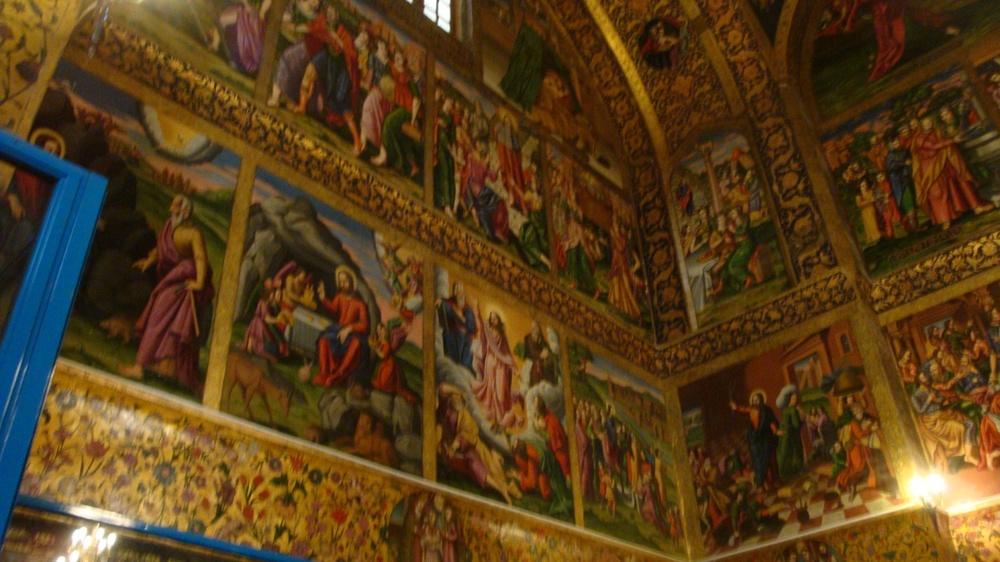 Вътре стените са изписани с Евангелски сцени.
