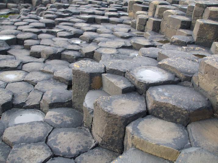 Ирландия, Пътеката на гиганта, Камъните са с характерна шестоъгълна форма
