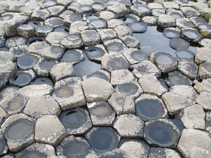 Ирландия, Пътеката на гиганта, Камъните са с характерна шестоъгълна форма
