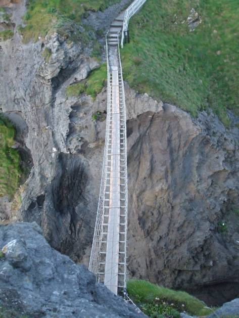 Ирландия, Въженият мост, гледан от скалата над него
