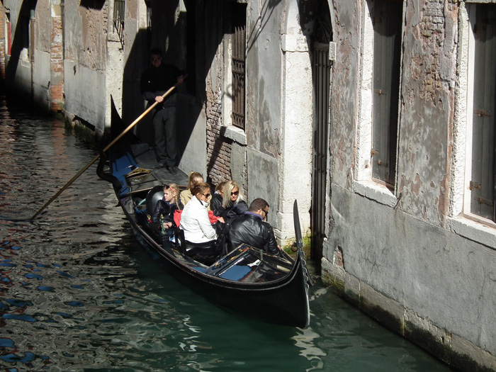 Италия, Венеция, не намерихме много романтика в опадалата мазилка

