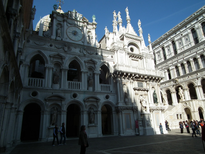 Италия, Венеция, Вътрешният двор с фасадата с часовника
