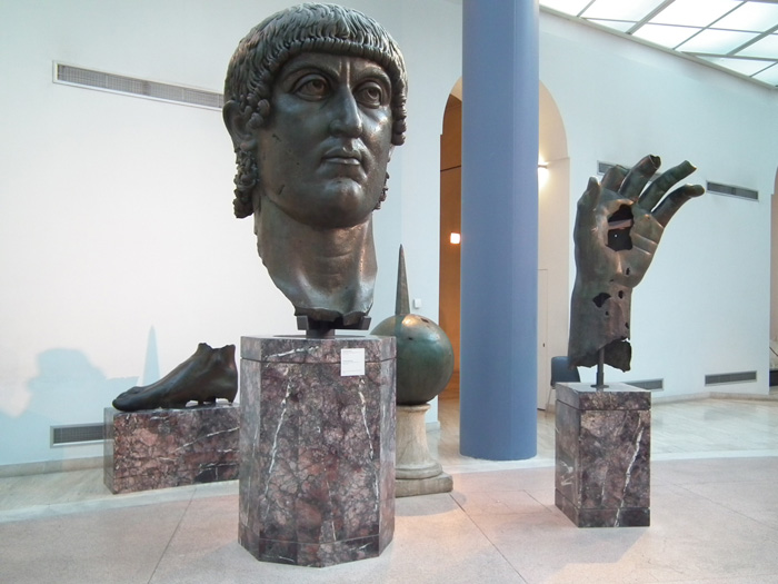 Италия, Рим, Части от колосалния Константин. Отвън, на двора има останки от друга негова грандиозна статуя. 

