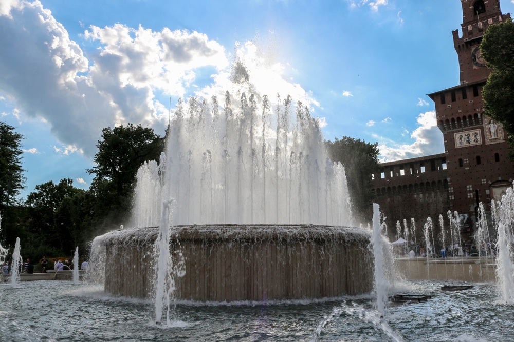 Италия, Милано, фонтанът на Кастело Сфорцезко

