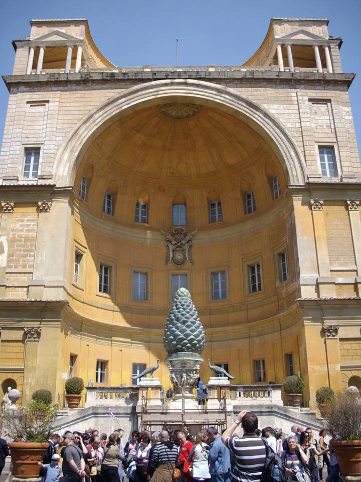 Италия,  Ватикана, Площадът пред Ватиканския музей. Шишарката- символ на плодородие
