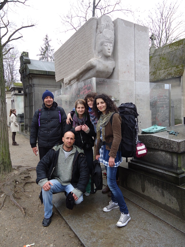 Ние и българите, които срещнахме в парижкото метро, пред гроба на Оскар Уайлд.
