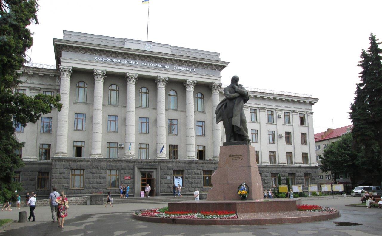 Университетът и паметникът на Тарас Шевченко в град Луцк
