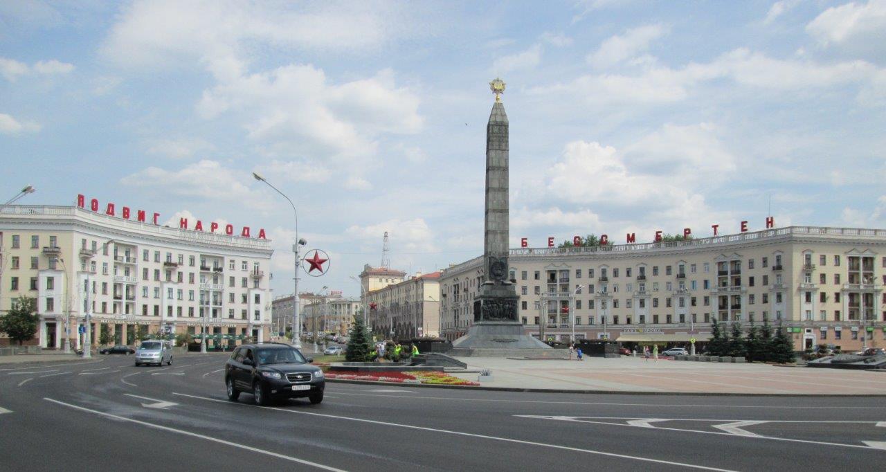 Площадът на Победата с мемориала на героите от войната
