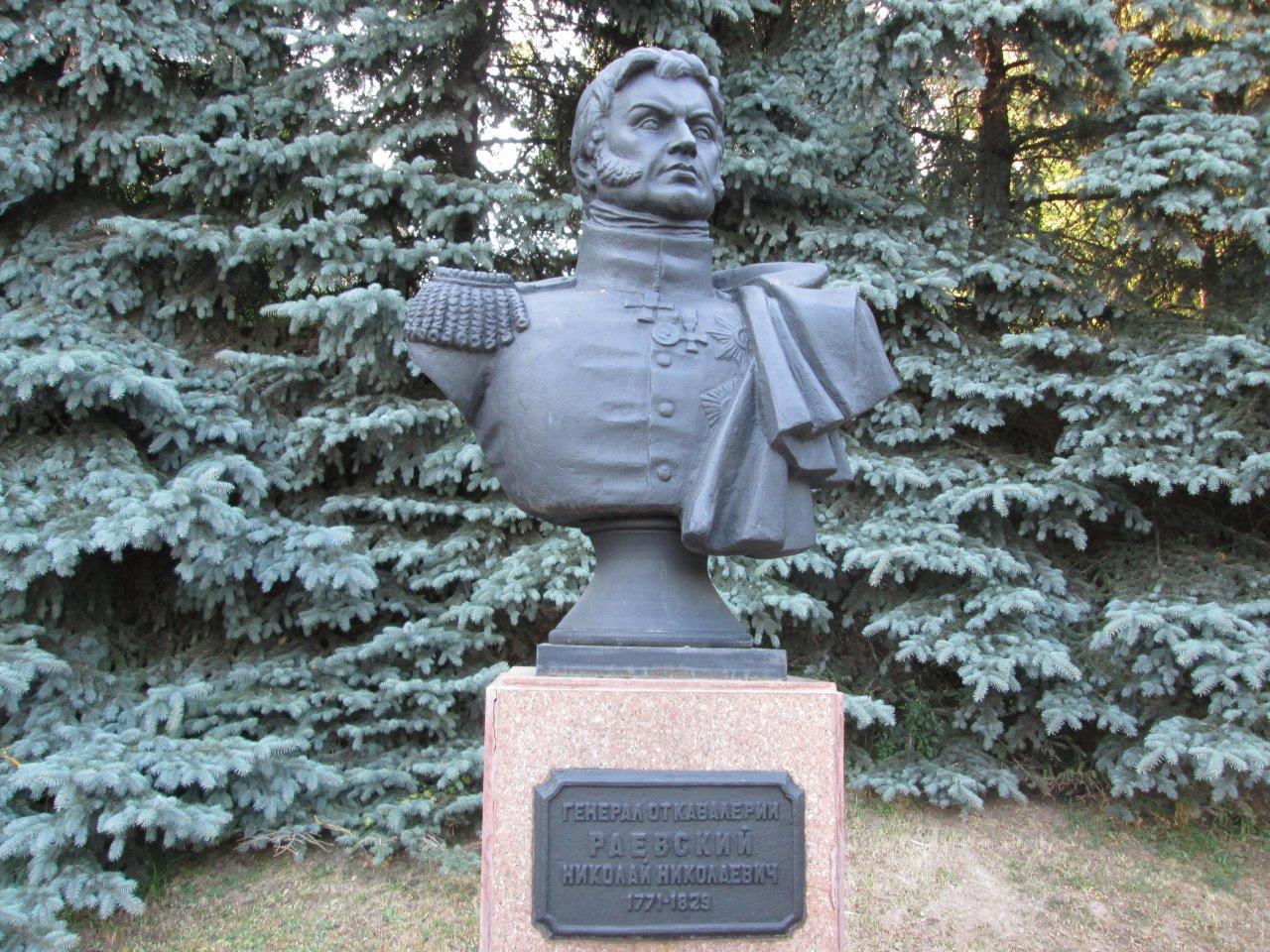 Паметникът на генерал Раевски в Смоленск
