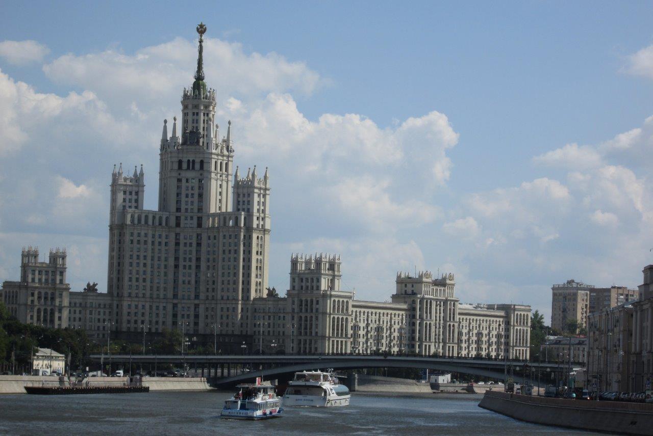 Москва река и 32-етажен жилищен блок, построен 1952 година
