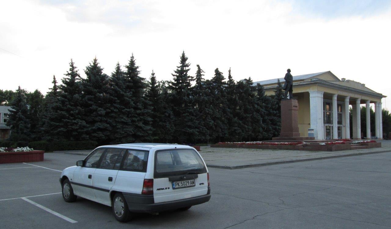 Автомобилът на автора в центъра на Сызран
