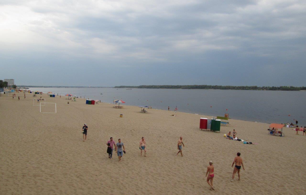 Дългите пясъчни плажове на река Волга, град Самара
