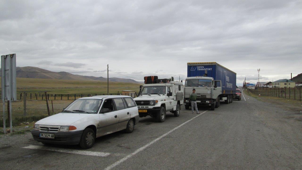 Моят Опел чака на опашката пред руския граничен пункт за преминаване в Монголия