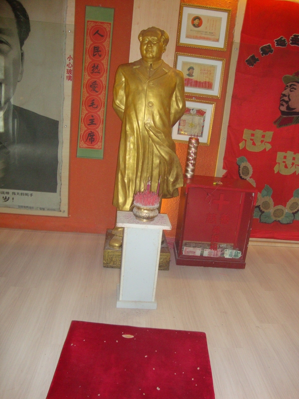 Китай, Чандао, Статуята на Мао със свещи и постелка за молитви
