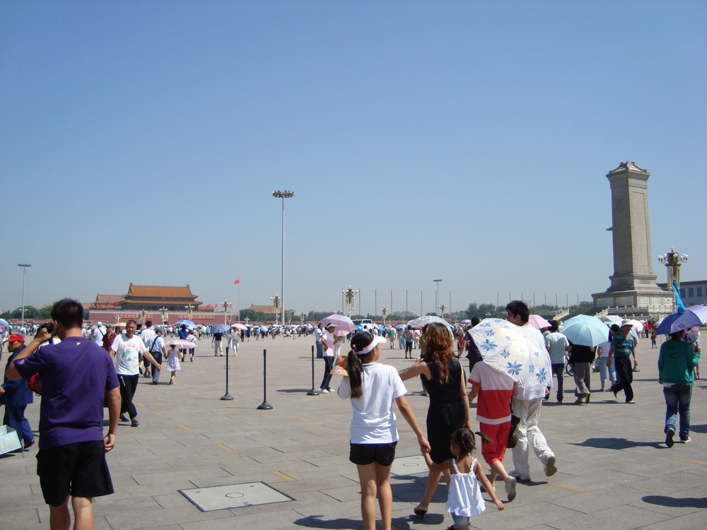 Китай, площад Тянанмън, вдясно – паметникът на националните герои

