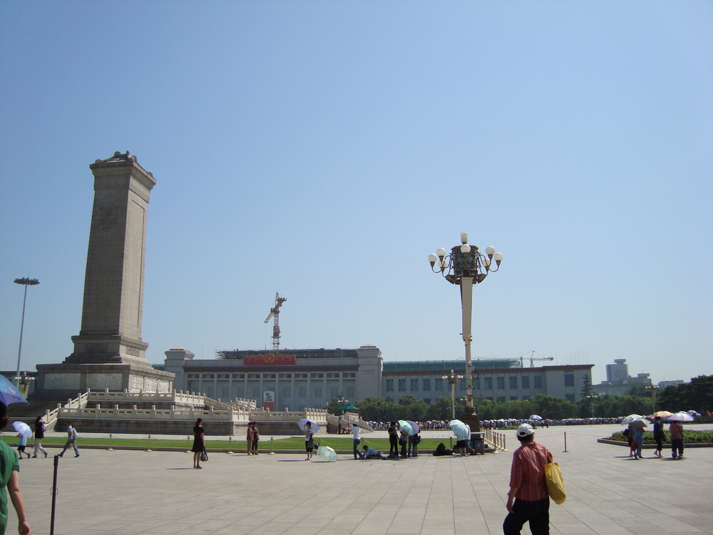 Китай, зад паметника на националните  герои е Китайският исторически музей
