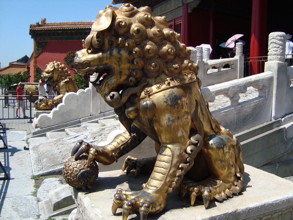 Китай, бронзови лъвове пазят каменния барелеф
