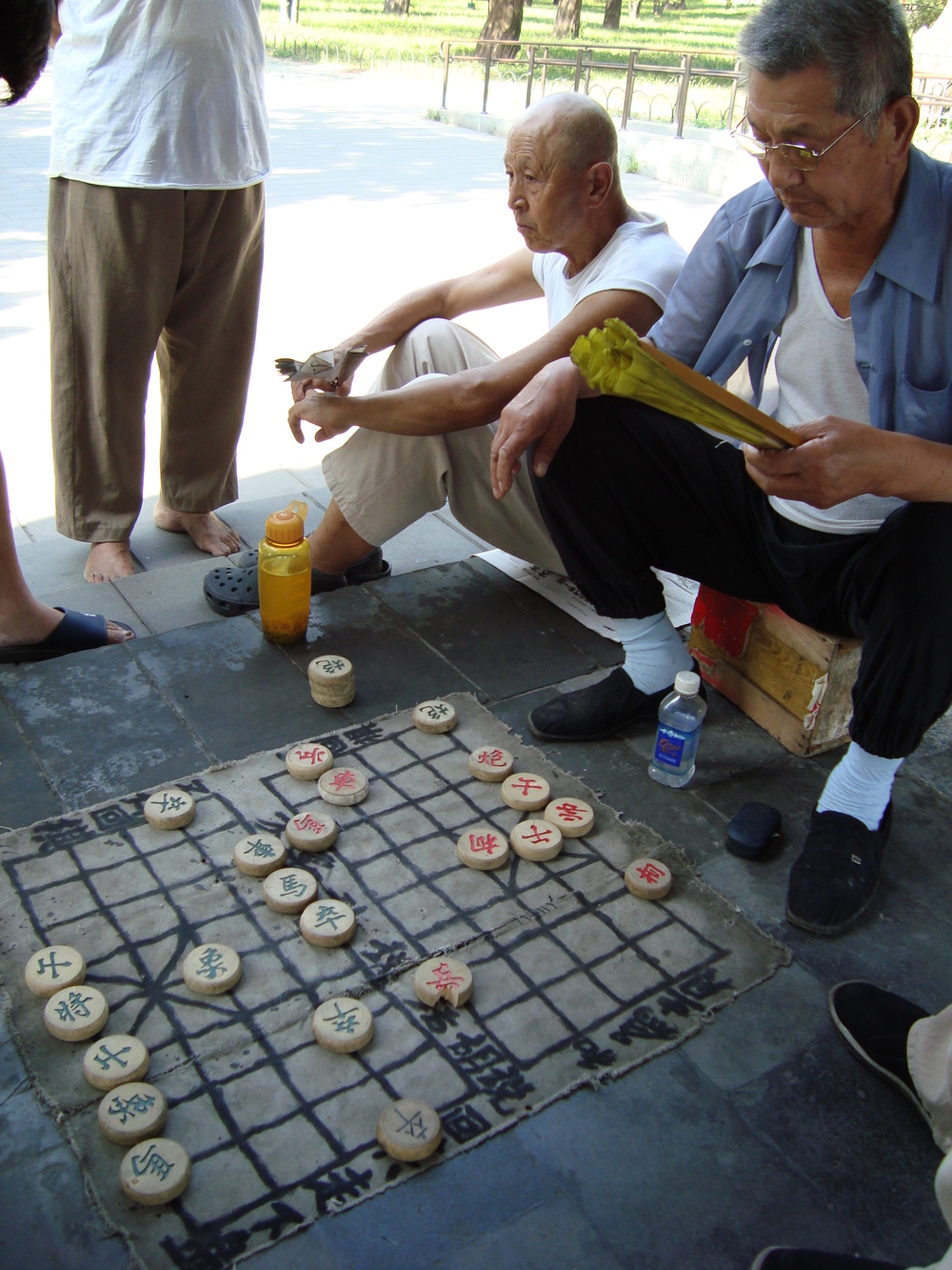 Китай, Пекин, мъже играят китайски шах под навеса
