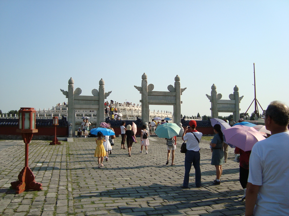 Китай, Пекин, портите, украсени с облаци в горния край
