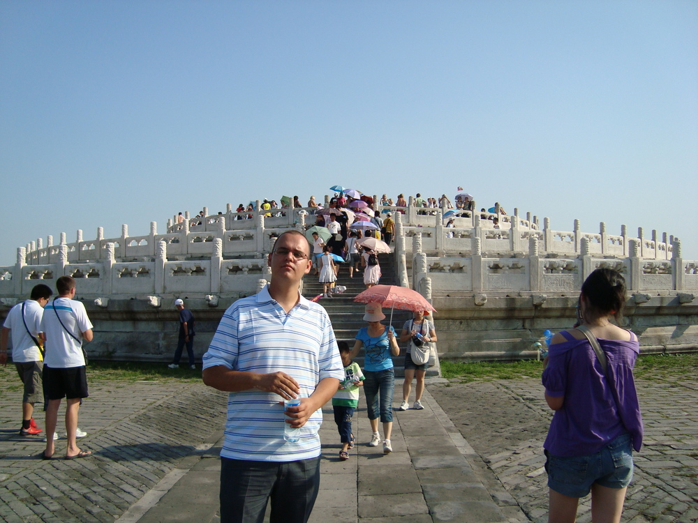 Китай, Пекин, Симо на фона на Жертвения олтар
