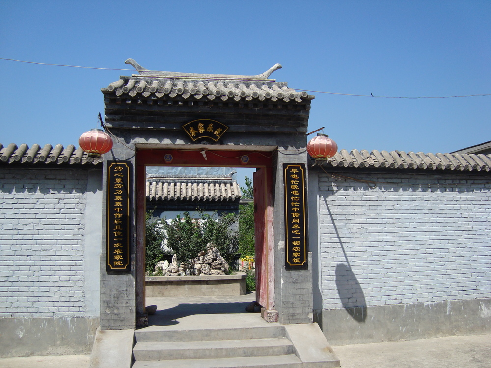 Китай, Пекин, портата за ресторанта, и отново - стени
