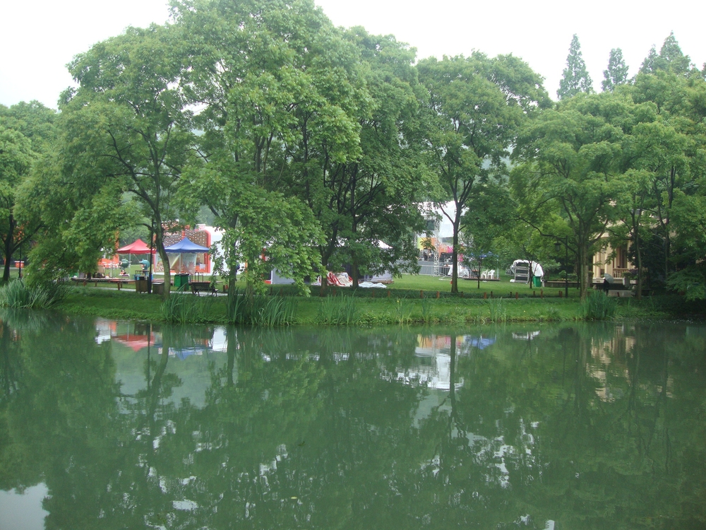 Китай, Ханджоу, Паркът Западно езеро, Отсреща в парка свиреха джаз
