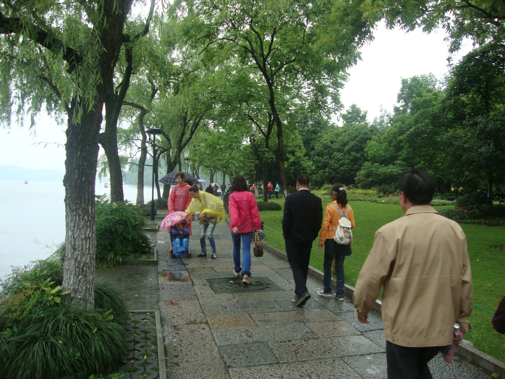 Китай, Ханджоу, Паркът Западно езеро, Алея край езерото
