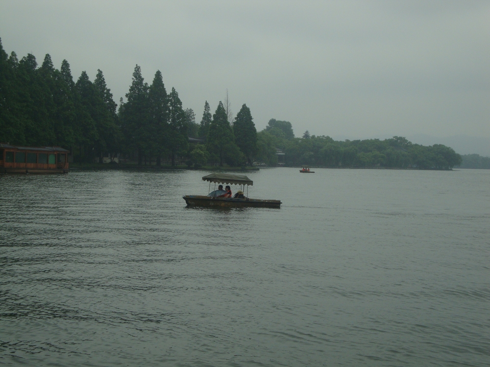 Китай, Ханджоу, Паркът Западно езеро, Езерото Сиху под дъжда
