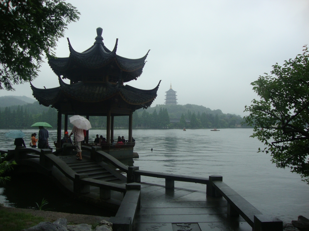Китай, Ханджоу, Паркът Западно езеро, Беседка за наблюдение на луната и пагодата Лейфън
