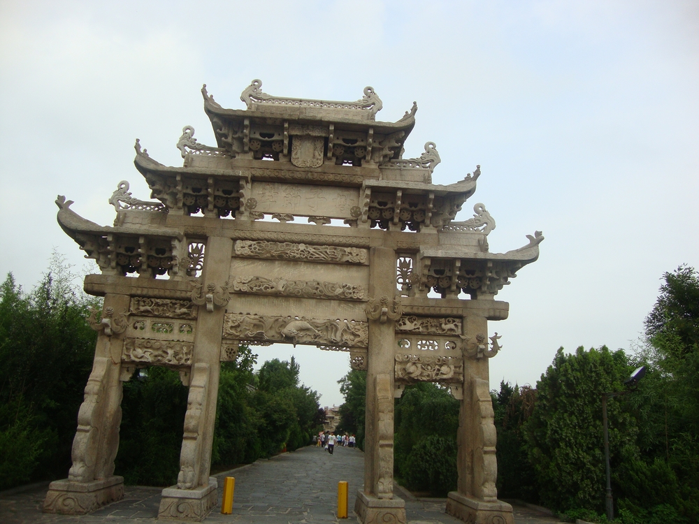 Китай, Пънлай, Улицата след старата арка води до Неделното училище
