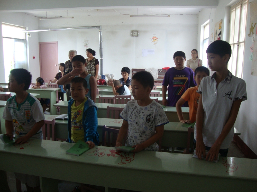 Китай, Пънлай, Момчетата седят отделно от момичетата по китайския обичай
