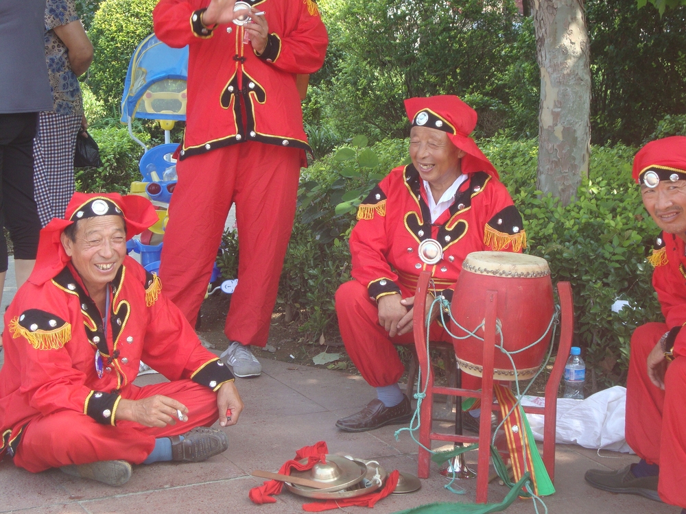 Китай, Пънлай, Музиканти в парка си почиват
