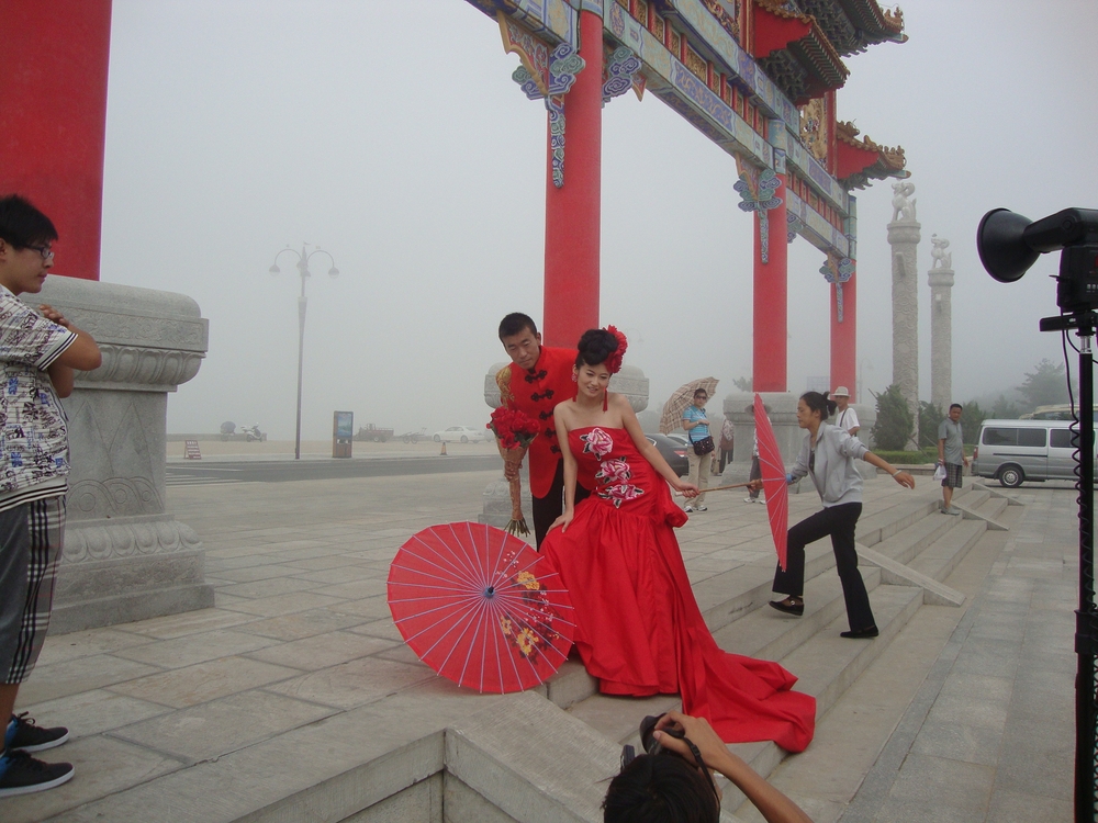 Китай, Пънлай, Тук младоженецът държи букета
