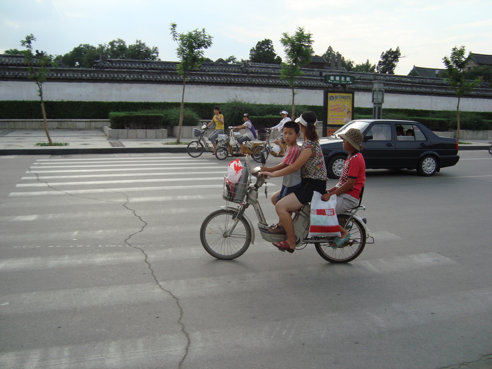 Китай, децата се превозват така

