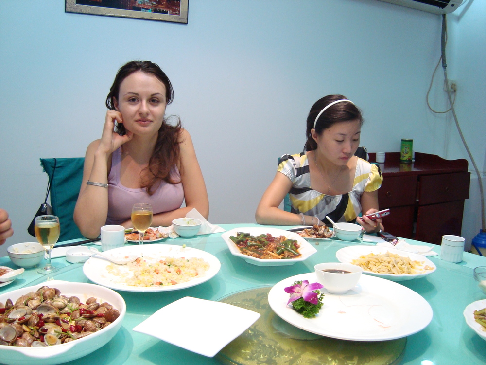 Китай, Еми и Анита, силно привързана към телефона
