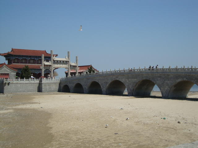 Китай, Пънлай, Мостът към Полуострова и арката на входа
