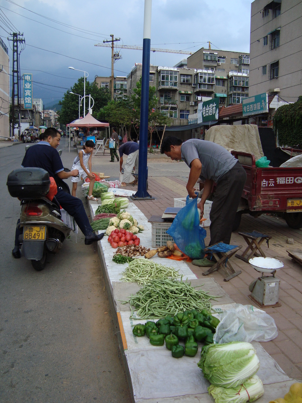 Китай, зеленчукът се продава направо на улицата
