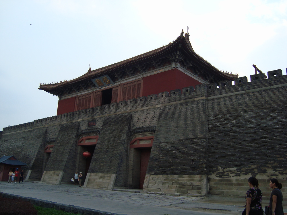 Китай, портата на Даоисткия храмов комплекс
