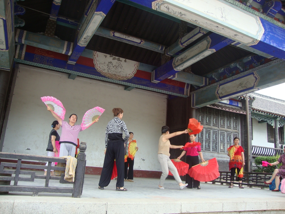 Китай, Пънлай, Танцуващи жени наблизо до Барабанената кула
