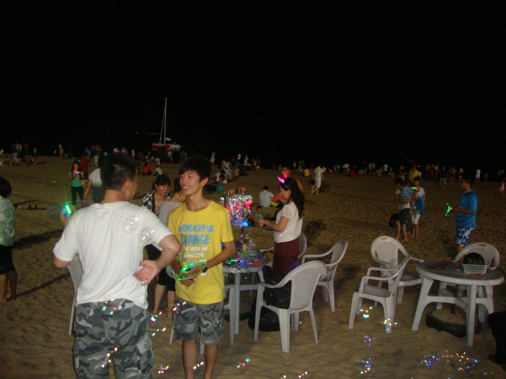 Китай, Пънлай, Плажът е развлечение само нощем
