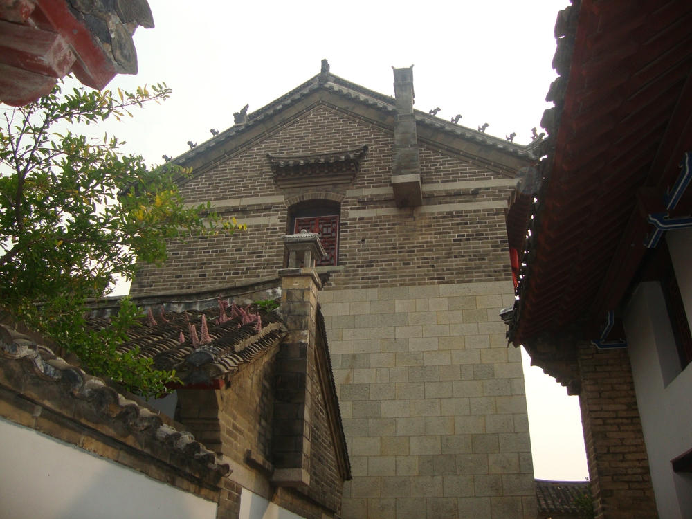 Китай, Комини, залепени за фасадата
