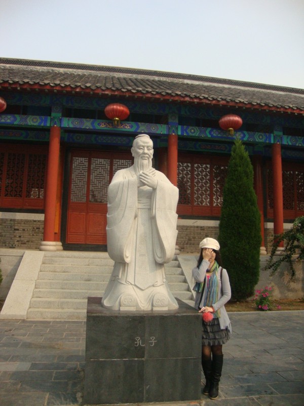 Китай, Надписът на паметника гласи: Конфуций
