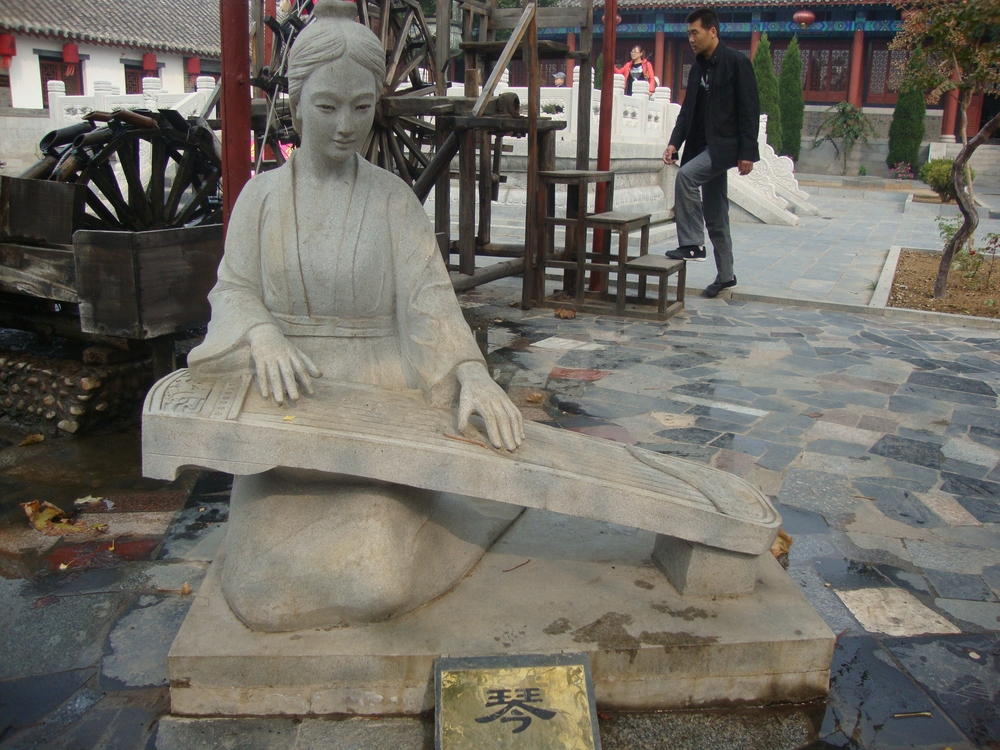 Китай, Девойка свири на цин
