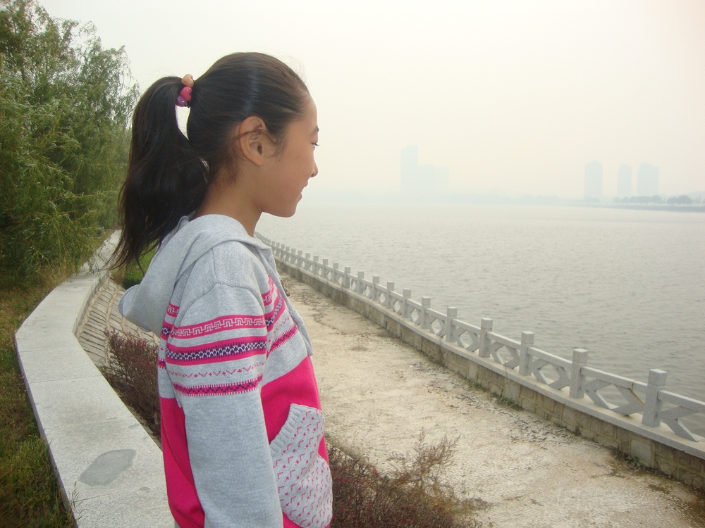Китай, Краят на езерото се губи в мъгла
