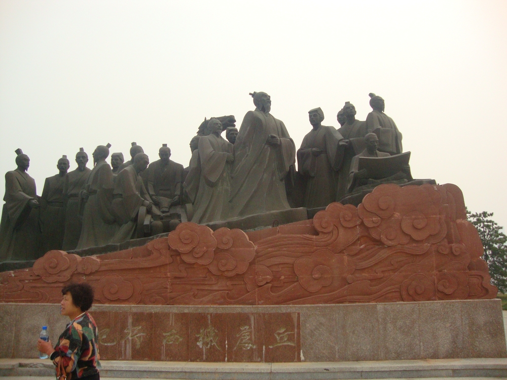Китай, Паметникът на Циу Чудзи и учениците му
