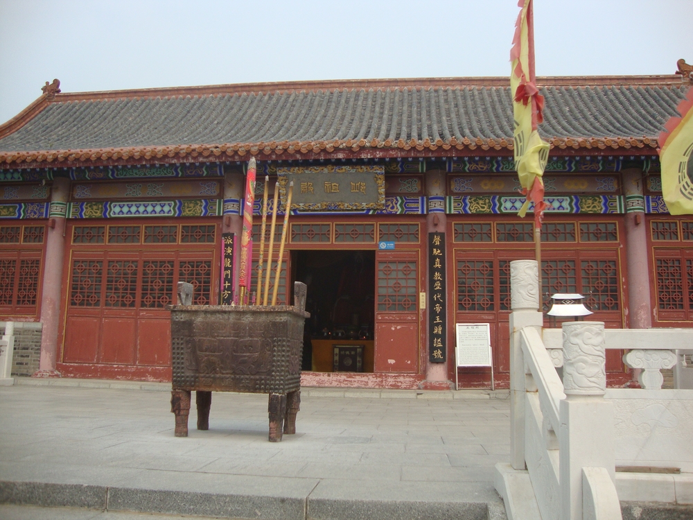 Китай, Тук свещниците са извън храма
