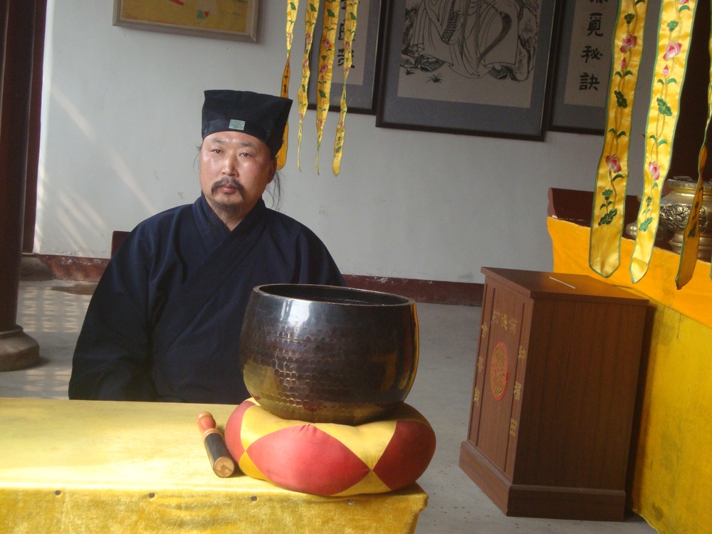 Китай, Таоистки монах - купата пред него служи за камбана
