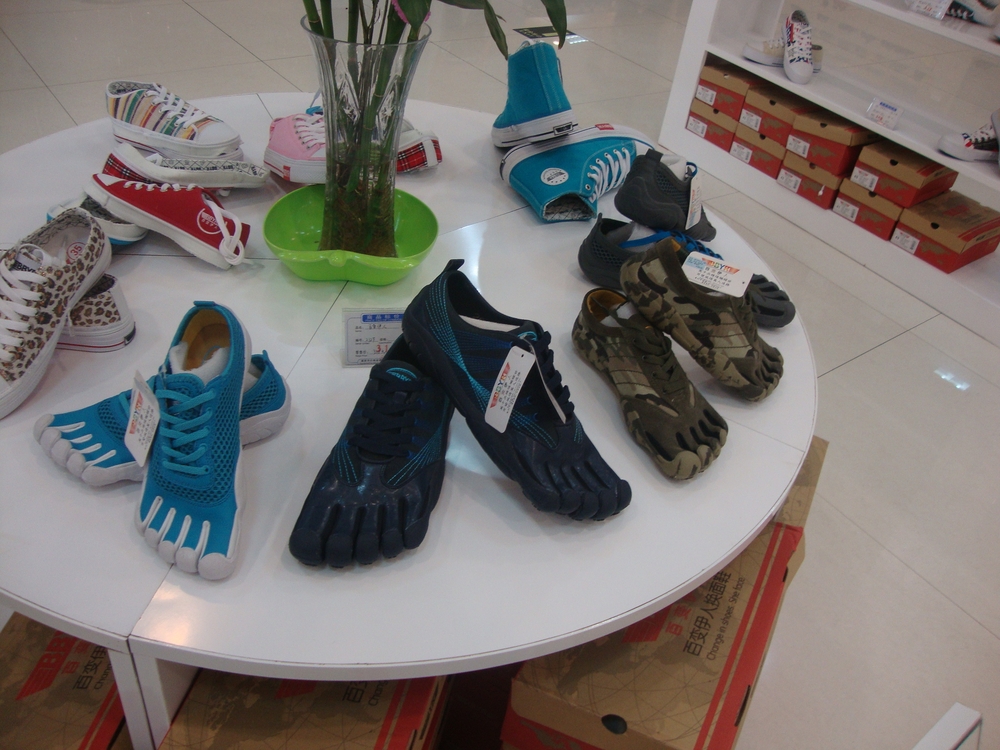 Китай, Пънлай, Специални обувки - с пръсти
