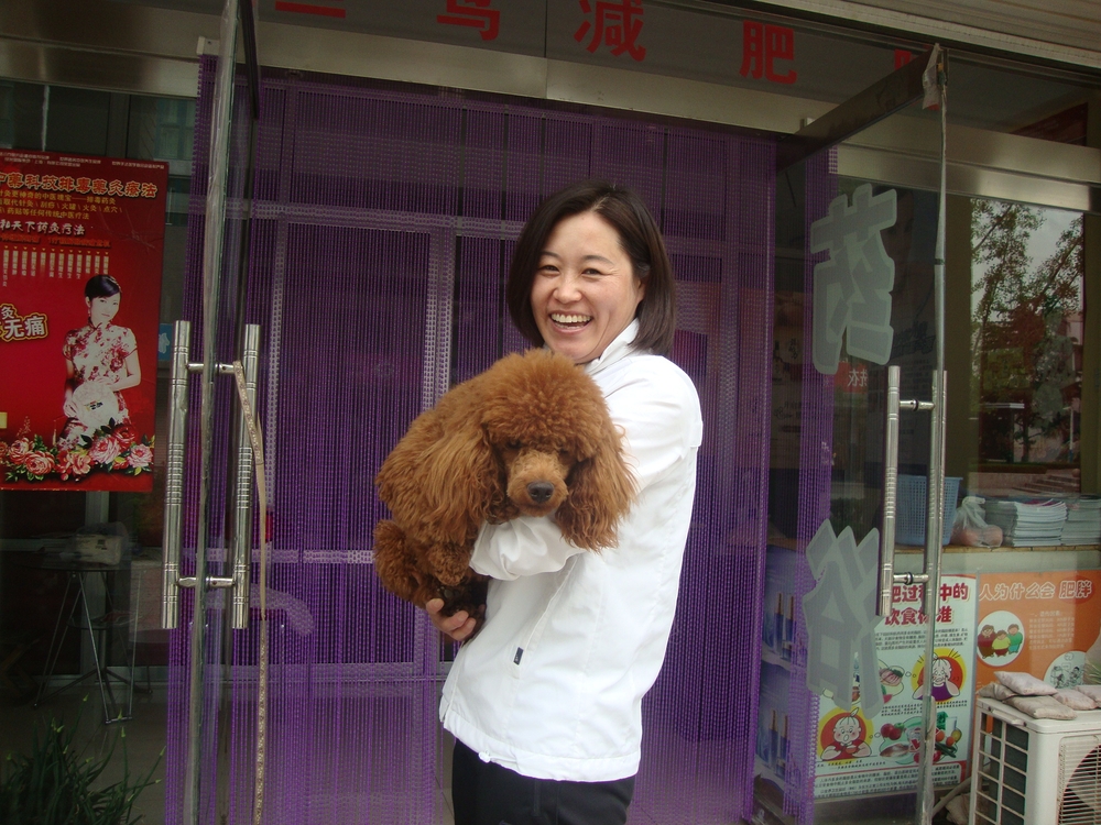 Китай, Пънлай, Масажистка пред салона си
