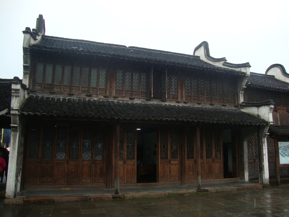 Китай, Стара къща с магазини на първия етаж
